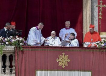 La última aparición del Papa: la bendición de Pascua y una condena a la “carrera de rearme”