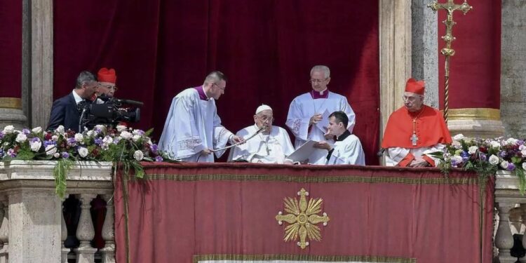 La última aparición del Papa: la bendición de Pascua y una condena a la “carrera de rearme”