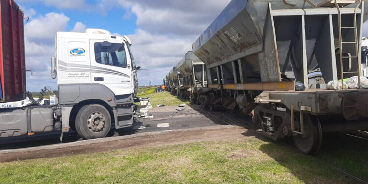 Un camión chocó contra un tren en la Ruta 51