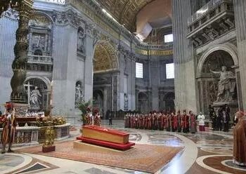 Cierran el féretro del papa Francisco: 250.000 fieles lo despidieron