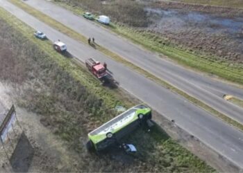 El chofer del micro que volcó en General La Madrid quedó detenido e investigan su responsabilidad