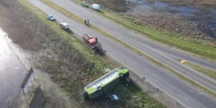 El chofer del micro que volcó en General La Madrid quedó detenido e investigan su responsabilidad