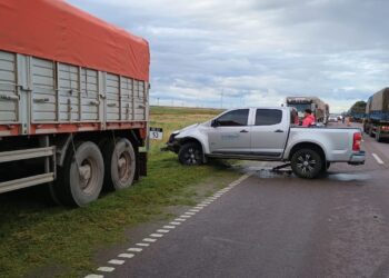 Una camioneta colisionó la parte trasera de un camión en la ruta 33.
