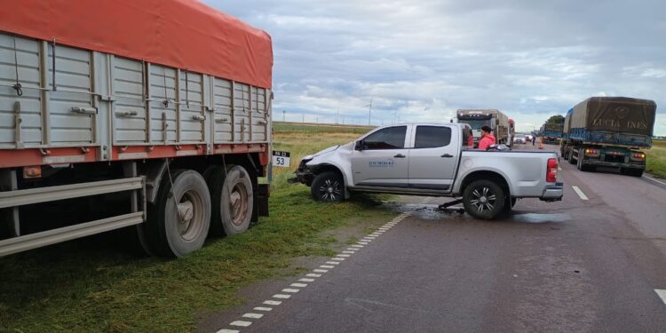 Una camioneta colisionó la parte trasera de un camión en la ruta 33.