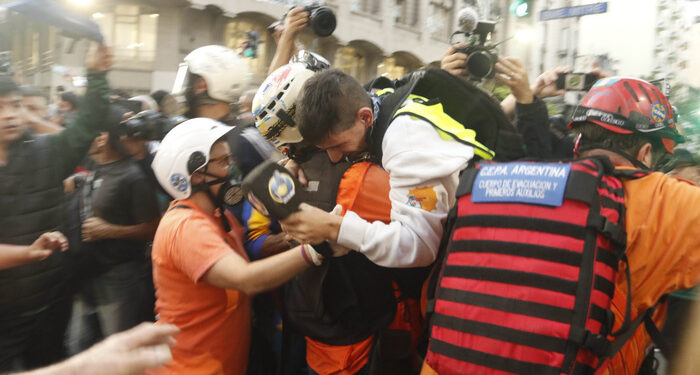 Represión en la marcha de jubilados: un periodista resultó herido y fue hospitalizado