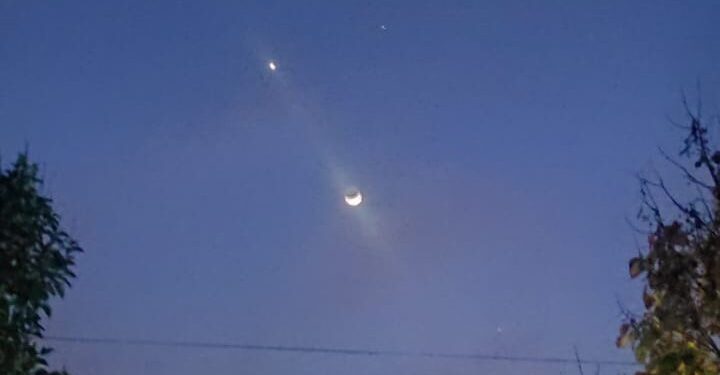 Una carita sonriente en el cielo de este viernes gracias a la conjunción de la Luna, Venus y Saturno.