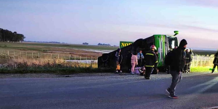 Volcó un micro de larga distancia en la ruta 51; hay muertos.