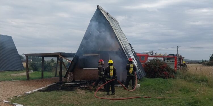 Se incendió una cabaña en un complejo de San Andrés de la Sierra