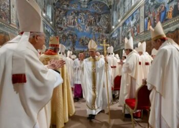 Comenzó formalmente el papado de León XIV con una crítica al mundo capitalista que margina a los pobres