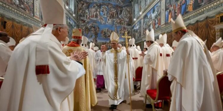 Comenzó formalmente el papado de León XIV con una crítica al mundo capitalista que margina a los pobres