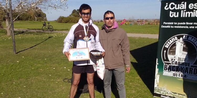 Marcelo Alderete corrió 160,800 kms durante 24 hs en la Backyard Ultra de Carhué.