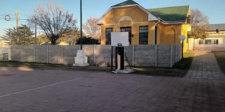 Vandalizaron el playón de la escuela N° 6 en Sierra de la Ventana