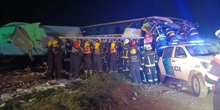 Choque frontal entre un micro y un camión en Ruta 3: hay al menos cuatro muertos