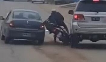 Estados alterados al volante: Automovilista discute con un motociclista y lo golpea con su auto