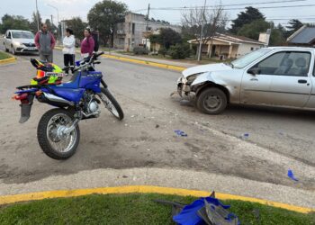 Sierra de la Ventana: Chocaron un auto y una moto en Av. San Martín