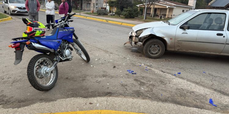 Sierra de la Ventana: Chocaron un auto y una moto en Av. San Martín
