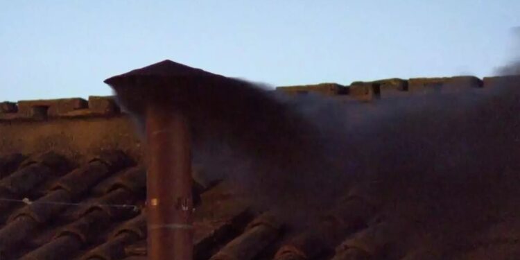 Fumata negra: la primera votación del cónclave termina sin acuerdo