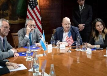 Argentina ratificó su decisión de salir de la OMS en una reunión con el antivacunas Robert Kennedy Jr, secretario de salud de Trump