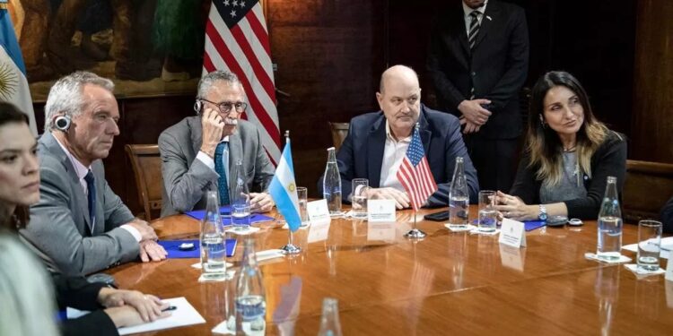 Argentina ratificó su decisión de salir de la OMS en una reunión con el antivacunas Robert Kennedy Jr, secretario de salud de Trump