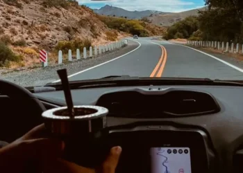 Mate al volante: la provincia de Córdoba desmintió el cobro de una multa de 24 mil pesos