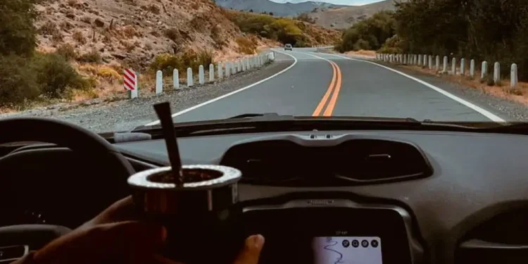 Mate al volante: la provincia de Córdoba desmintió el cobro de una multa de 24 mil pesos