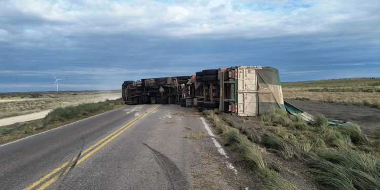 Por el vuelco de un camión se encuentra cortada media calzada de la ruta 33