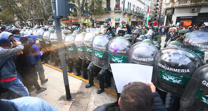 Otra vez la policía reprimió y detuvo a reporteros gráficos en la marcha de jubilados