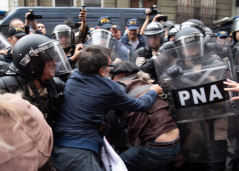 El padre «Paco» Olveira, víctima de la represión en la marcha de jubilados