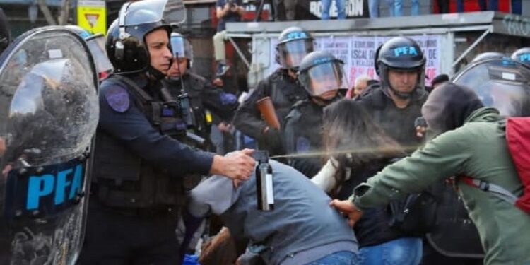 Procesaron al policía que gaseó a una nena de 10 años en el Congreso