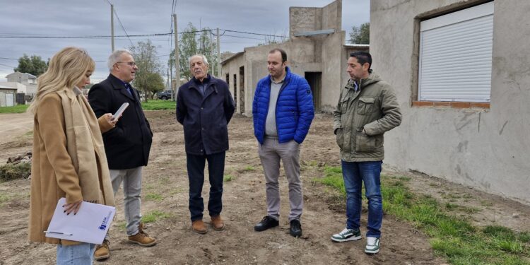 Sergio Bordoni recorrió el avance de las viviendas destinadas a policías y gestionó nuevas unidades habitacionales para Sierra de la Ventana