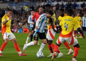 Con diez jugadores, la Selección argentina igualó ante Colombia por las Eliminatorias Sudamericanas