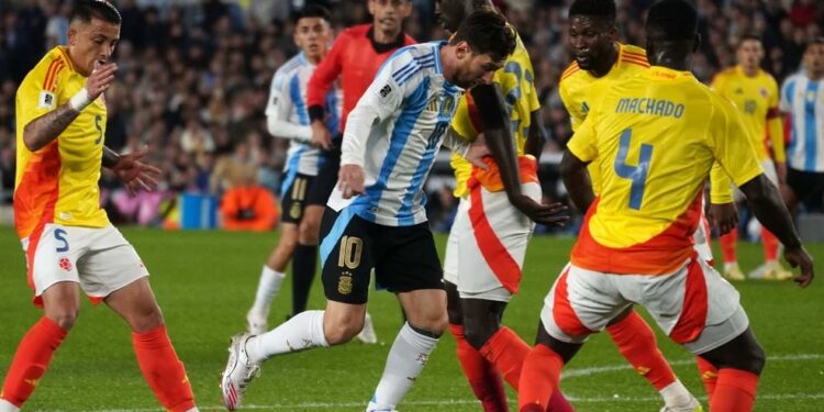 Con diez jugadores, la Selección argentina igualó ante Colombia por las Eliminatorias Sudamericanas