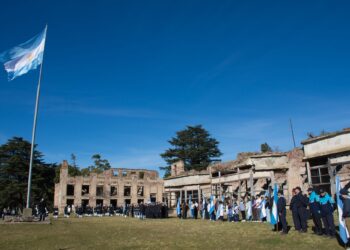 Día de la Bandera en el distrito: un homenaje al pie del Club Hotel de la Ventana
