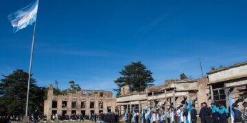 Día de la Bandera en el distrito: un homenaje al pie del Club Hotel de la Ventana