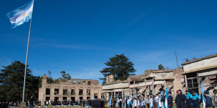 Día de la Bandera en el distrito: un homenaje al pie del Club Hotel de la Ventana