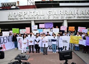 Se agrava el conflicto en el Garrahan: los residentes rechazaron la propuesta salarial del Gobierno y seguirán con el paro