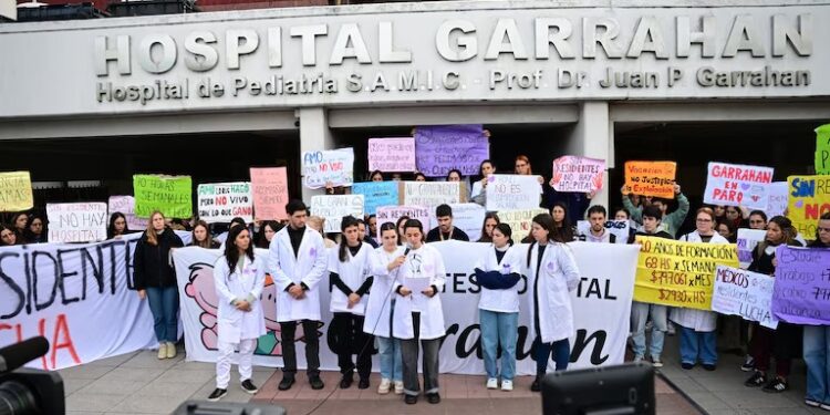 Se agrava el conflicto en el Garrahan: los residentes rechazaron la propuesta salarial del Gobierno y seguirán con el paro