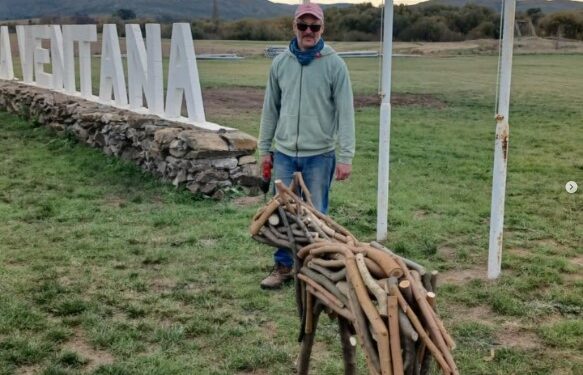 El artista de las esculturas de ramas; arte efímero que desde Sierra de la Ventana llega a todo el país.