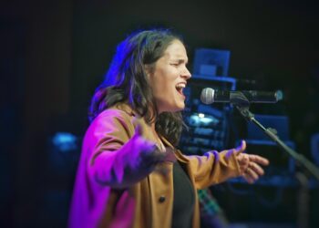 Gabriela Carel comenzó la conducción  del programa radial “Mujer Patagonia”