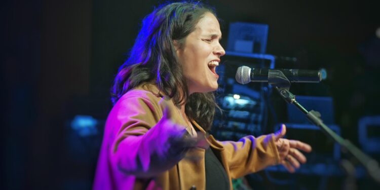 Gabriela Carel comenzó la conducción del programa radial “Mujer Patagonia”