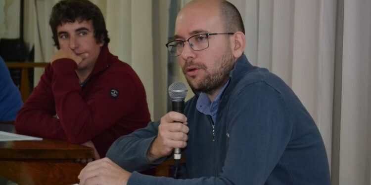 Luis Castro pidió la renuncia de Carlos Dana y advirtió sobre «abuso de poder»