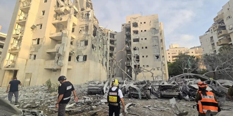 Irán bombardeó el sur israelí tras expirar el “alto al fuego total” anunciado por Trump