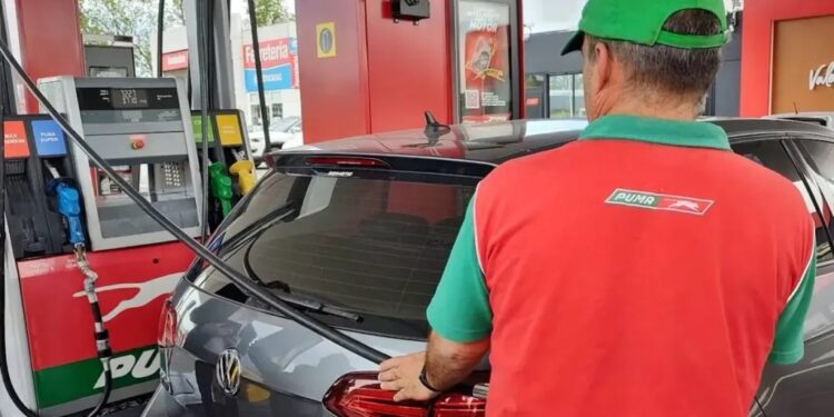 Una petrolera aumentó 5% el precio de sus combustibles y la siguen otras.