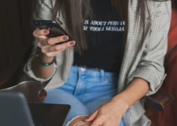 Juicio por deepfake: piden hasta 30 años de cárcel para alumno que usó IA para crear porno con sus compañeras