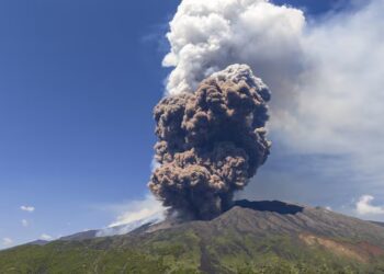 Alerta por el volcán Etna: se derrumbó parte del cráter y los turistas corrieron para evacuarse