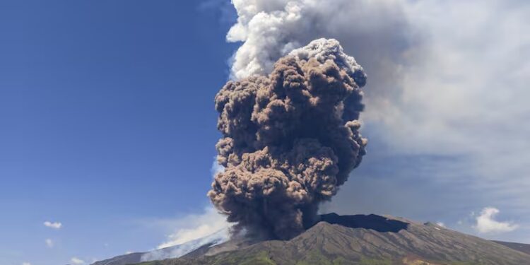 Alerta por el volcán Etna: se derrumbó parte del cráter y los turistas corrieron para evacuarse