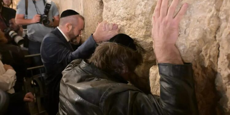 Javier Milei llegó a Israel y fue a visitar el Muro de los Lamentos
