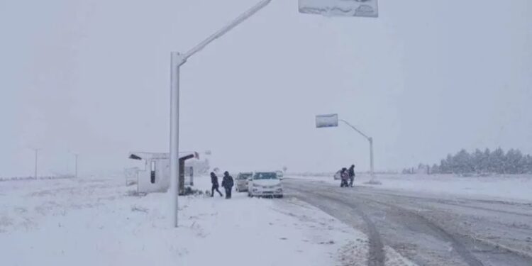 Por presencia de hielo en la calzada está cortada la ruta 51