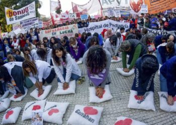En la Plaza de Mayo se suman jubilados, trabajadores del Garrahan y la protesta en contra de la condena de CFK