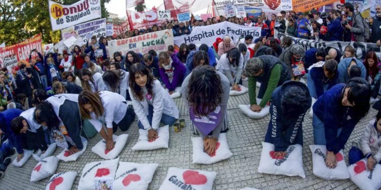 En la Plaza de Mayo se suman jubilados, trabajadores del Garrahan y la protesta en contra de la condena de CFK